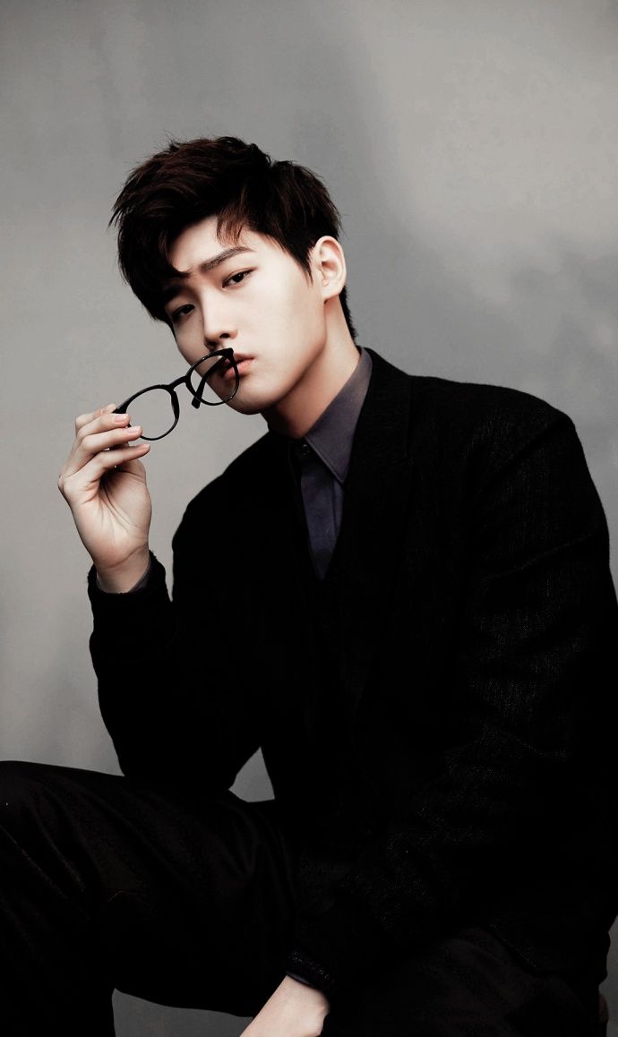 邢昭林亮相活动现场,一身灰色西装淡雅清俊十分帅气