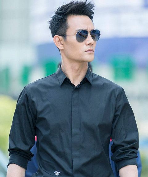 戴上墨镜的王凯更像一个老干部,可是小编却被迷的无法自拔