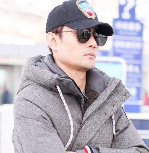 戴上墨镜的王凯更像一个老干部,可是小编却被迷的无法自拔
