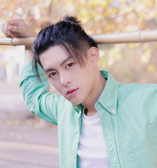 朱元冰身穿薄荷绿外套,清爽休闲风写真,帅气十足_高清图集_新浪网