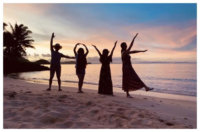 照片中四人用身体比出"love"字样十分有爱