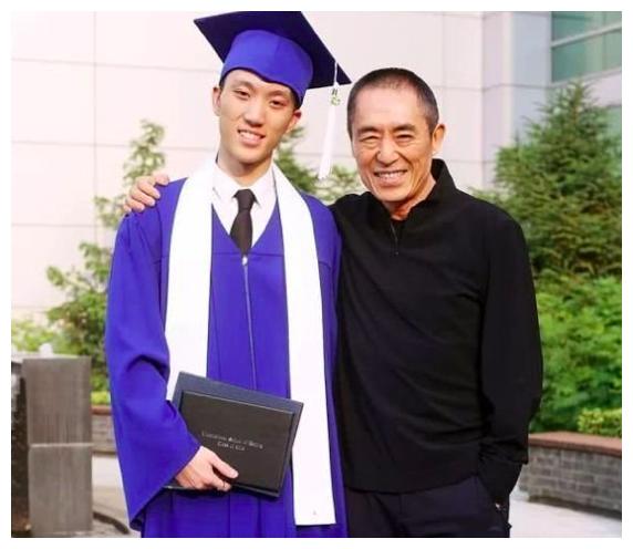 她18岁放弃大学学业爱上现年68岁的张艺谋,为张艺谋生儿育女