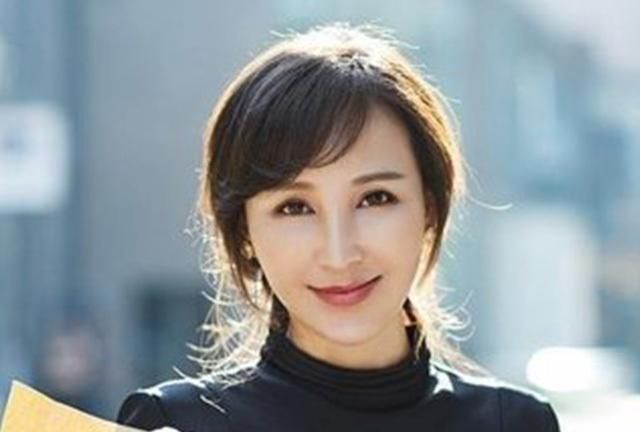45岁岳丽娜今成霸屏女王,生过2孩卖过茶叶蛋,出道多年辛苦了