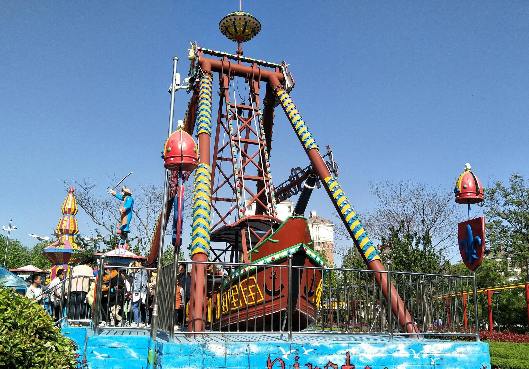 游乐场区域内,更是人头攒动. 0   江苏连云港:五一劳动节,青口生.