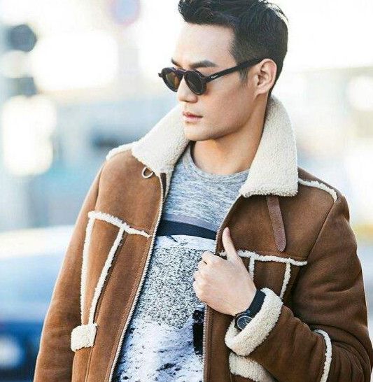 戴上墨镜的王凯更像一个老干部,可是小编却被迷的无法自拔