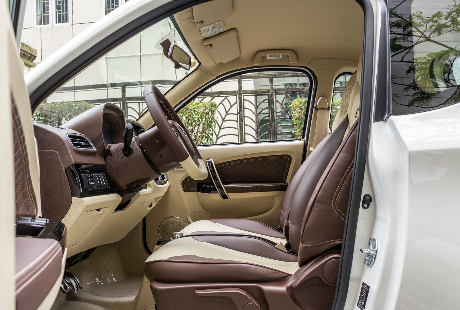 知豆-d2的前排无论头部或腿部空间都充足,以平均身高为参照,很容易