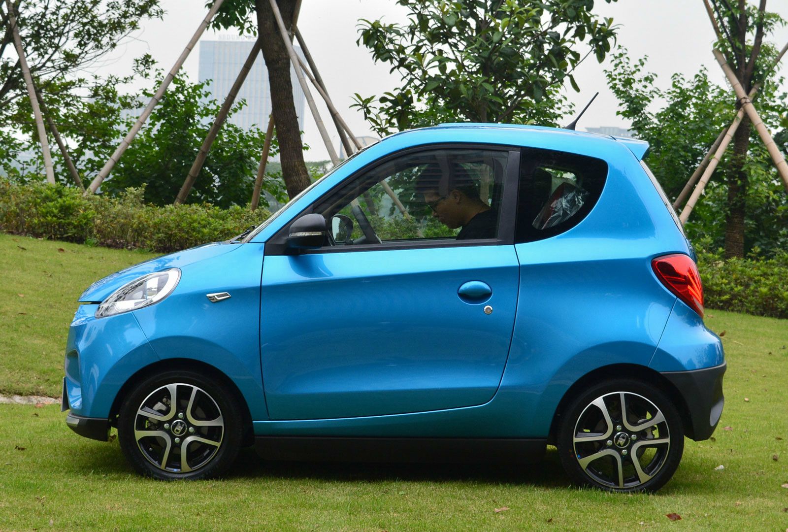 动感十足的知豆-d2,设计可以说是非常新颖,一起来了解下