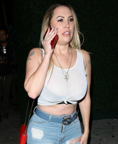 梅丽莎,米克斯现身街头,气场强大,指甲抢镜