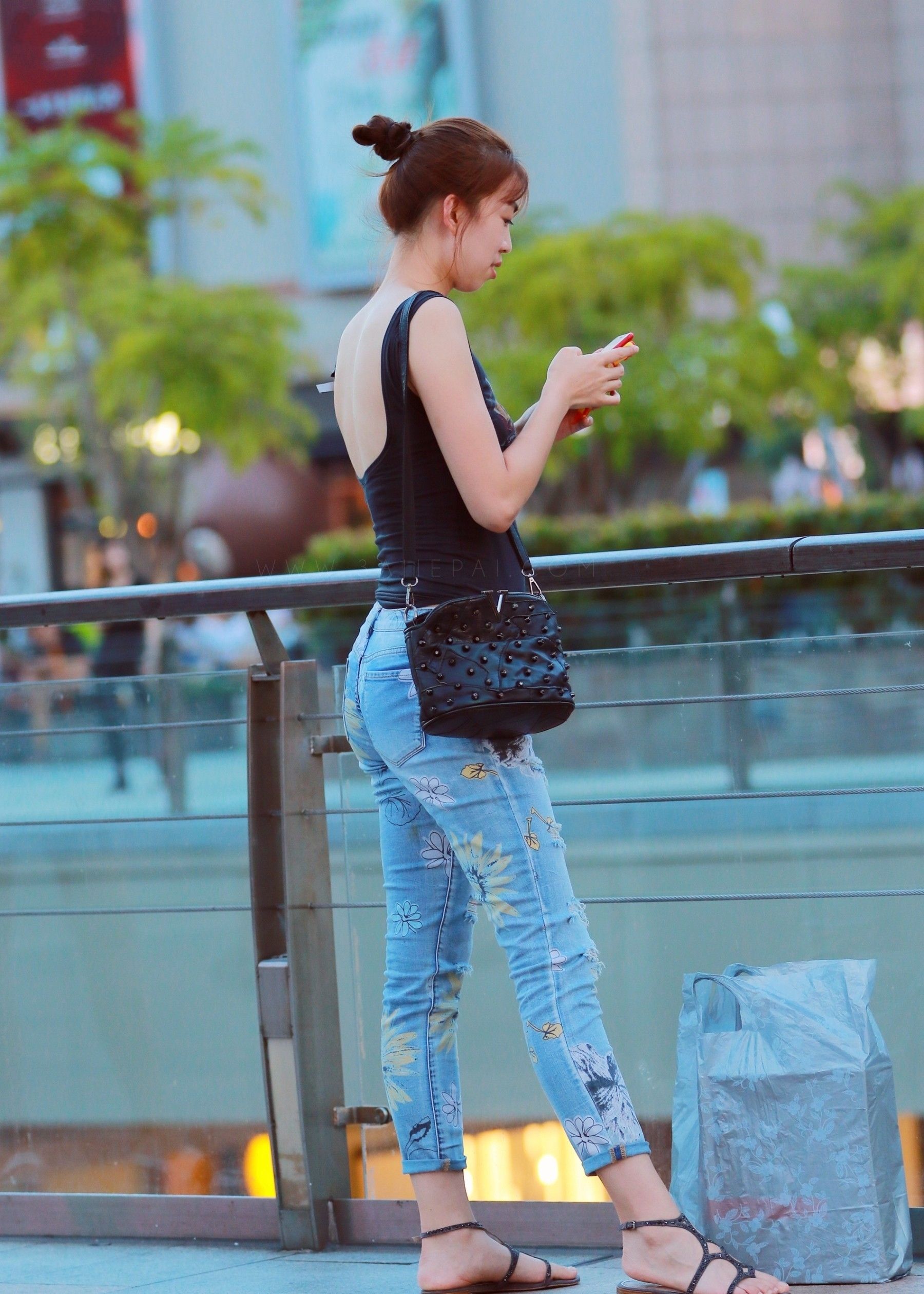 街拍爱健身的小姐姐穿紧身裤出行不是谁都那么自信的