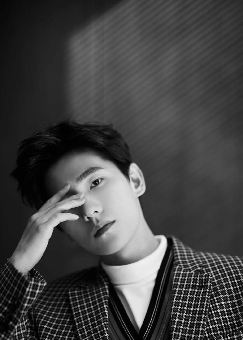 杨洋:黑白大片复古优雅,翩翩美少年眼神杀撩翻你的少女心!