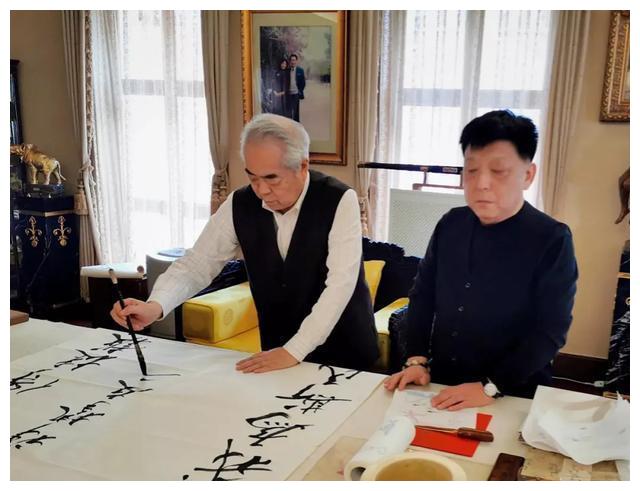 赵忠祥挚友千古 范曾楠莉敬挽" 赵忠祥儿子赵方还特意发文感谢.