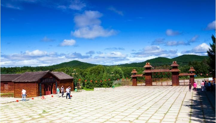 赫哲族文化村位于街津口,东,北,南为群山环抱