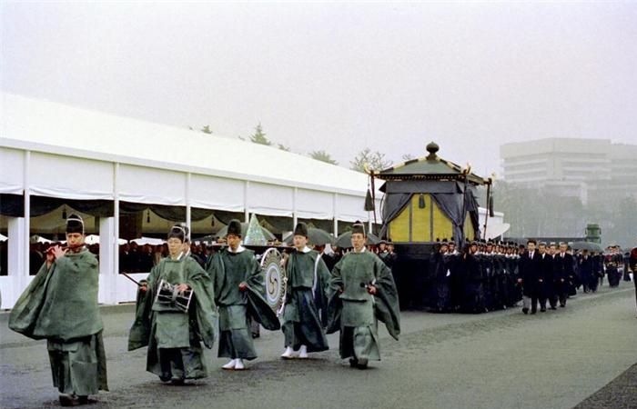 裕仁天皇是日本在位时间最长,最长寿的一位天皇,他自幼尚武,思想中