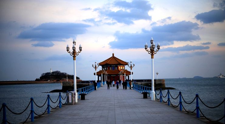 1/ 6青岛栈桥是青岛海滨风景区的景点之一,是国务院于1982年首批公布