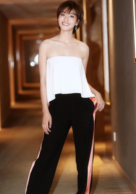 冯文娟:白色吊带搭配黑色阔腿裤,非常时尚