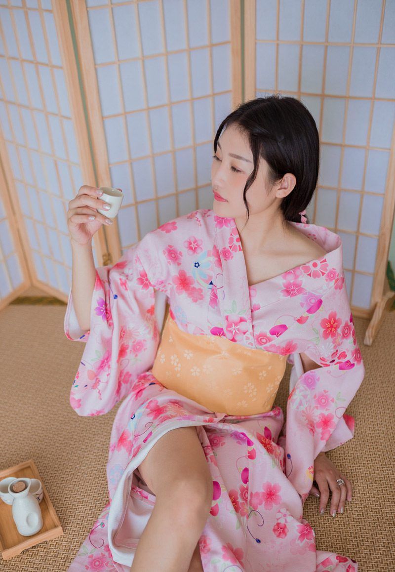 清纯美女摄影:室内穿和服的清纯妙龄美少女