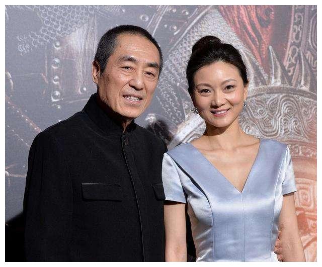 她18岁放弃大学学业爱上现年68岁的张艺谋,为张艺谋生儿育女