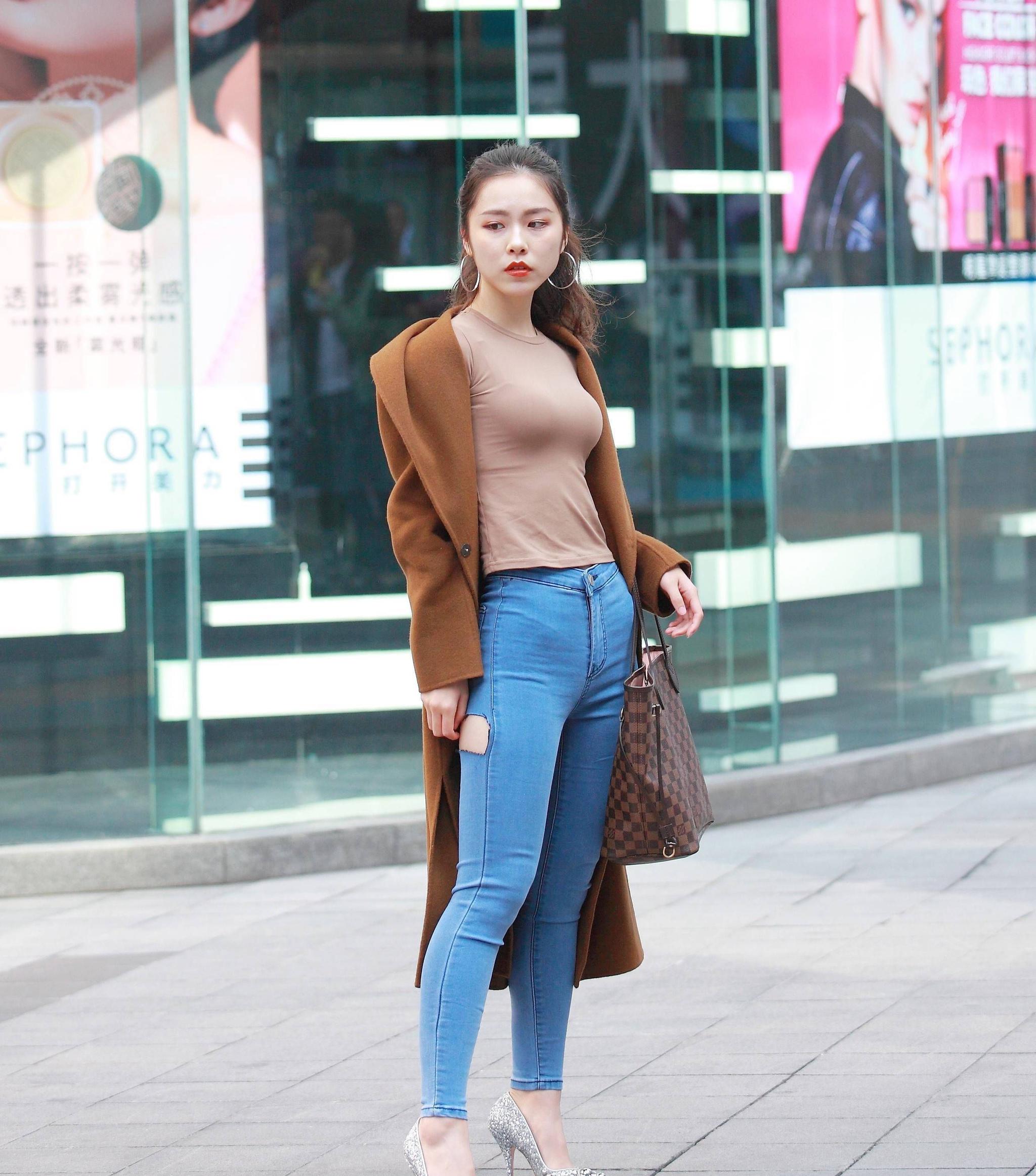 街拍美少女时尚穿搭凸显出高冷气质魅力十足