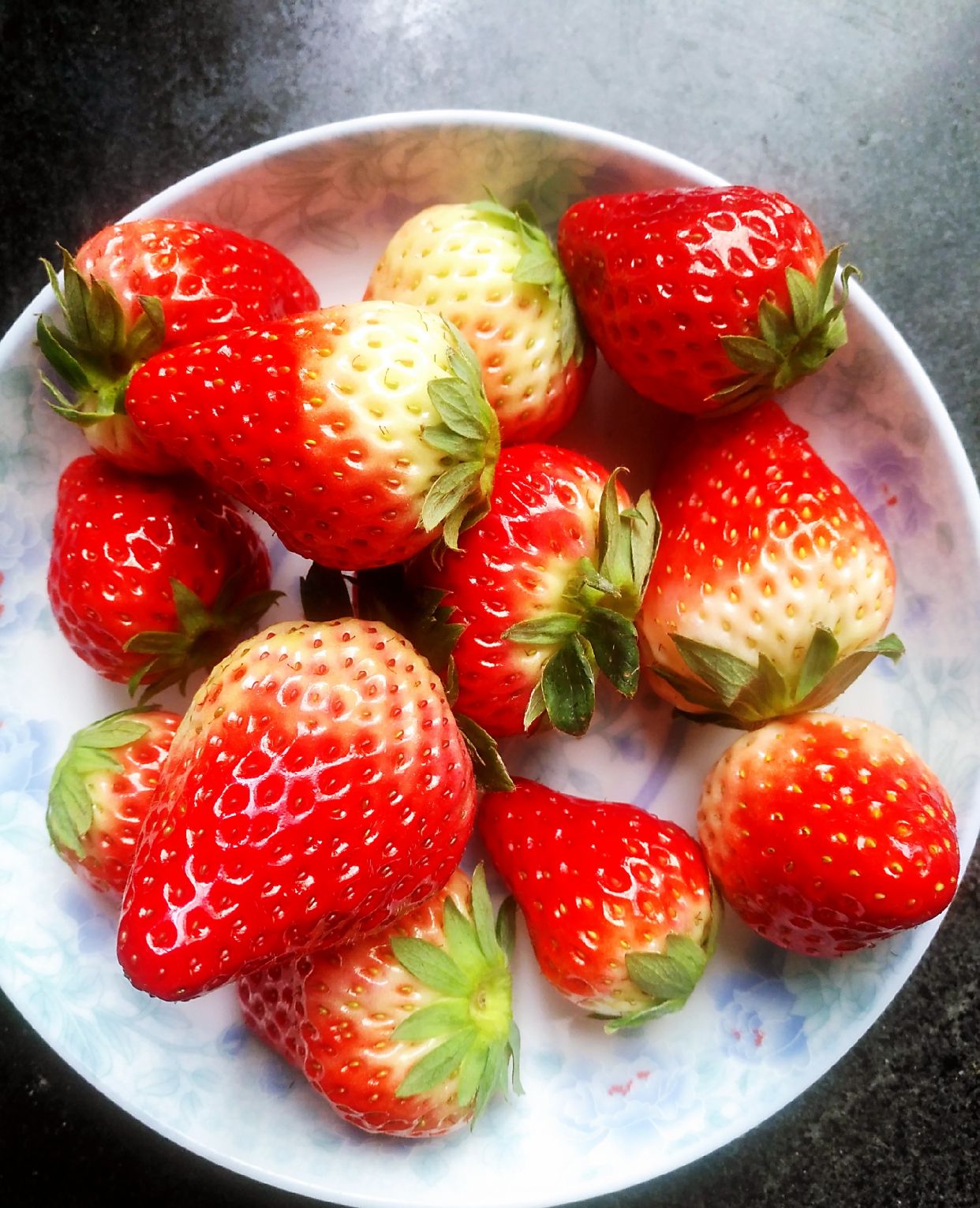 10后最爱的零食之爆浆草莓,你肯定没吃过_高清图集_新浪网