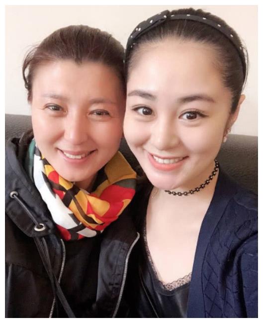 29岁登春晚一夜爆红,嫁给大10岁富商,现在48岁被宠成小公主