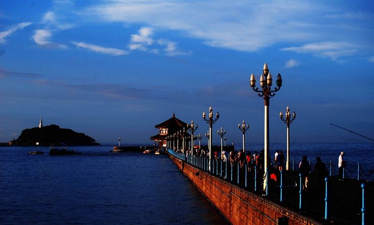 青岛旅行，一定不要错过栈桥，这里的夜景美得让人沉醉！