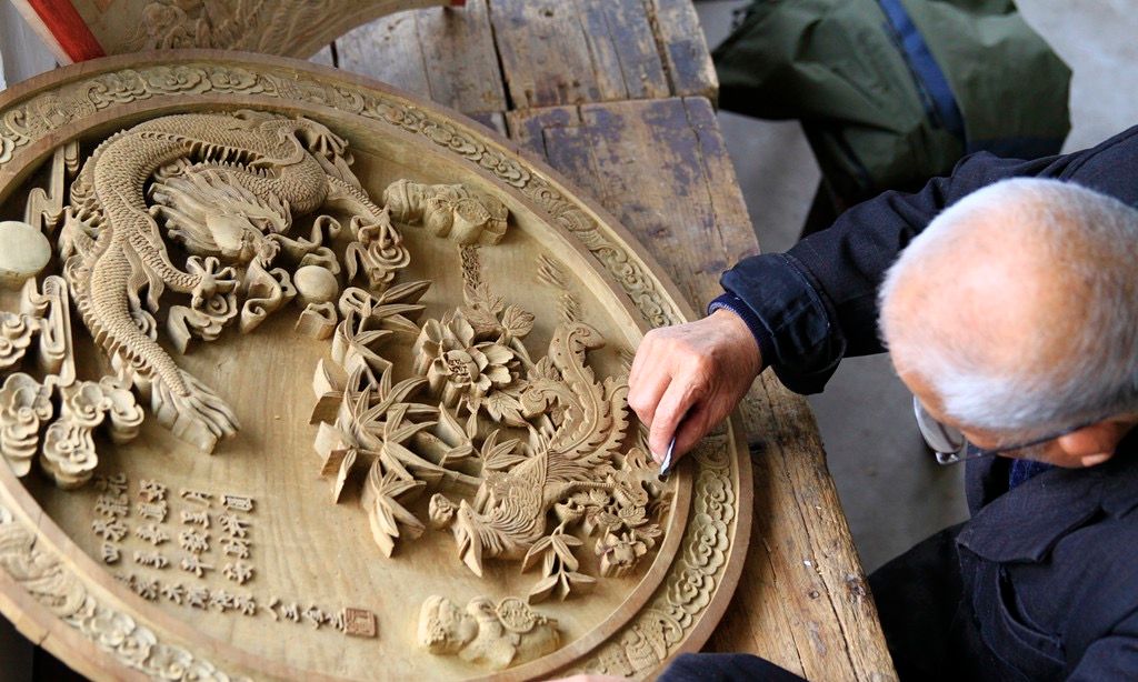 徽州木雕正宗传人,20岁作品进人民大会堂,85岁仍创作不止 - 徽州三雕