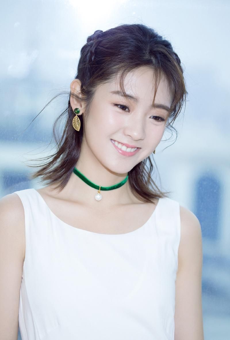 国民妹妹邢菲时尚穿搭配甜美笑容网友美呆了