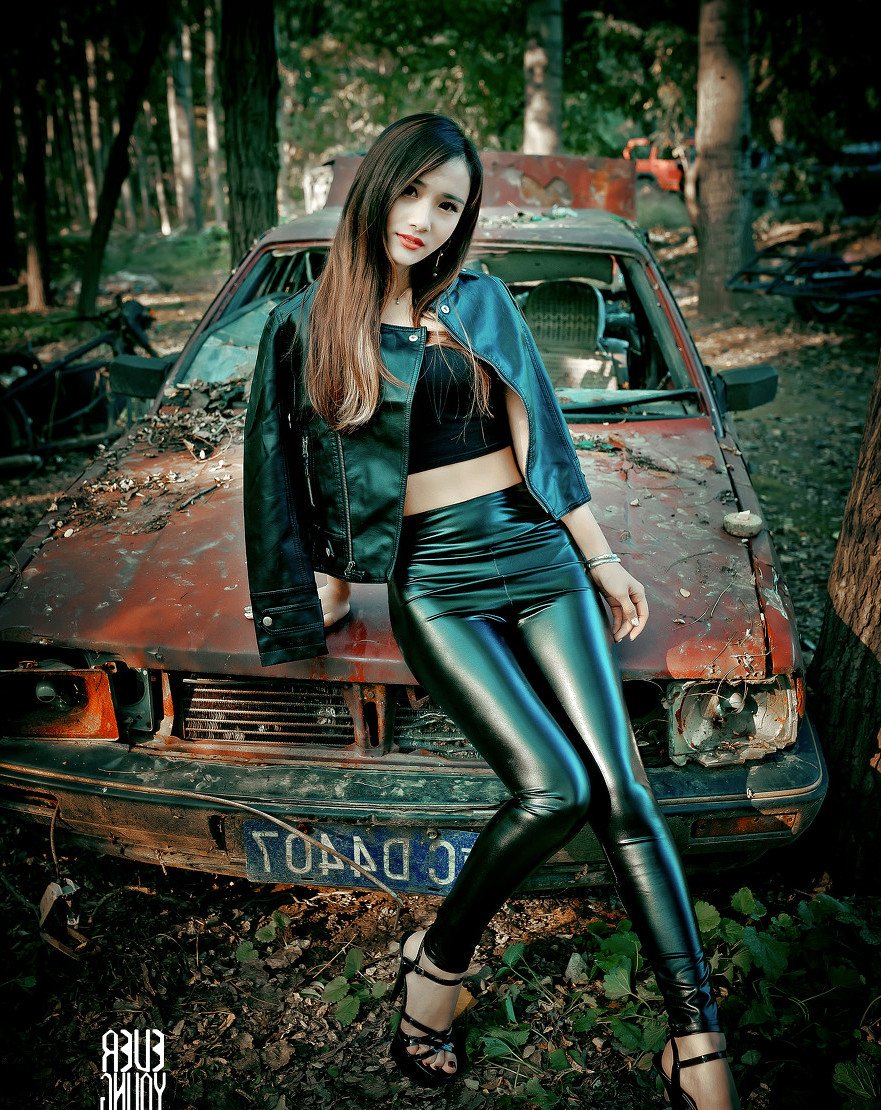 女性的皮裤辣妈,洋气又时髦,成一个所有人的眼里的特别闪耀的星