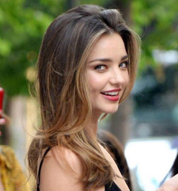 米兰达可儿早期出席活动深v礼服开到肚脐太迷人了吧