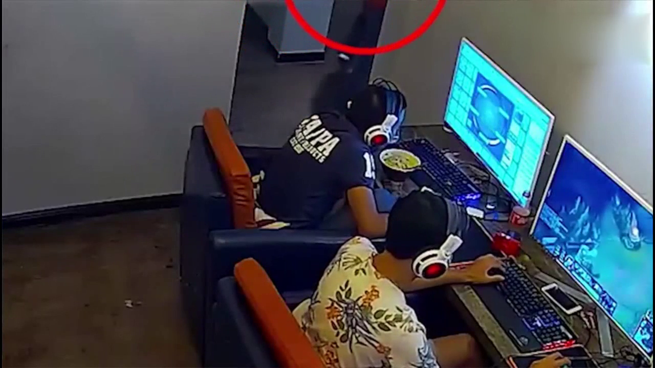 女子怀抱婴儿上车时手机被盗 公交司机怒斥小偷要回手机.