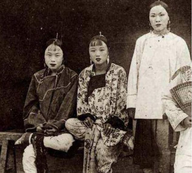 晚清老照片:图2衣衫不整的“艺妓”,图4专用来对付女人的刑具!