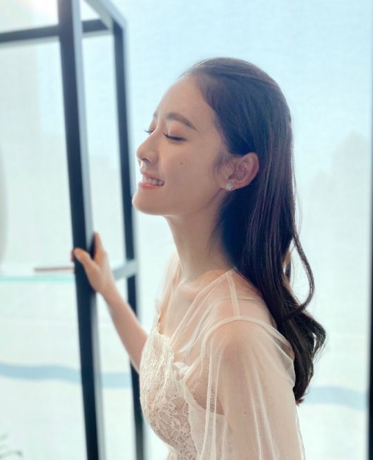 《中国机长》中饰演乘务员杨慧——内地新人杨祺如,清新靓丽迷人