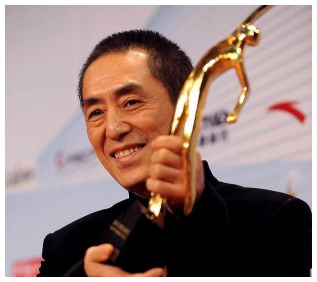 她18岁放弃大学学业爱上现年68岁的张艺谋,为张艺谋生儿育女