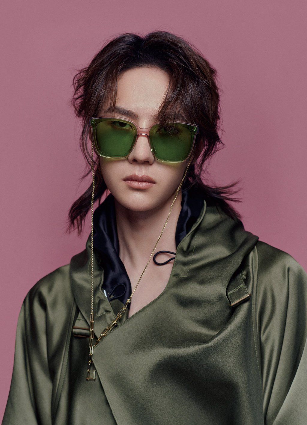 长发造型 精致的王官轮廓,展现出别具一格魅力的王一博_高清图集_新浪