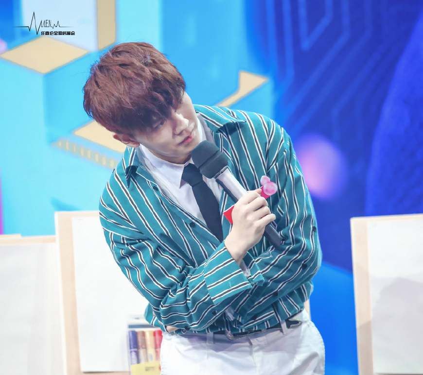 任嘉伦录制天天向上照片曝光最后一张笑的也太可爱了吧