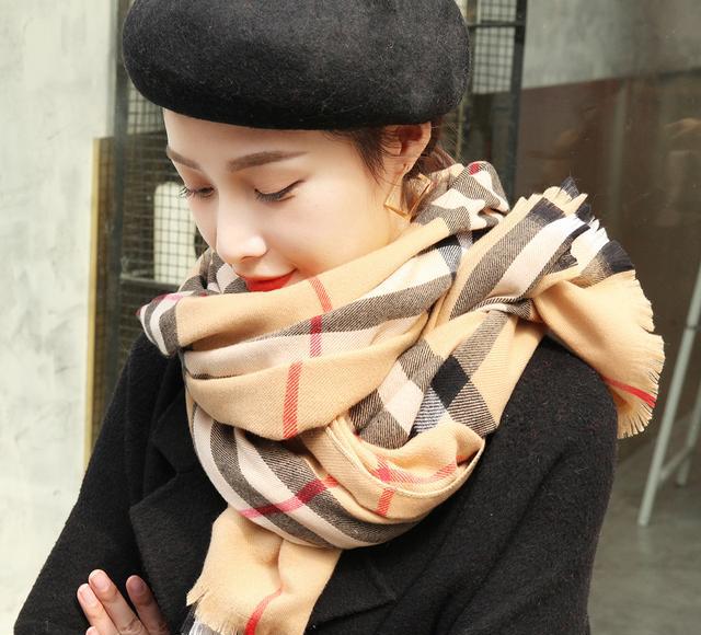围脖不能随便戴,聪明女人都戴这个款式的"围巾",显嫩衬美白