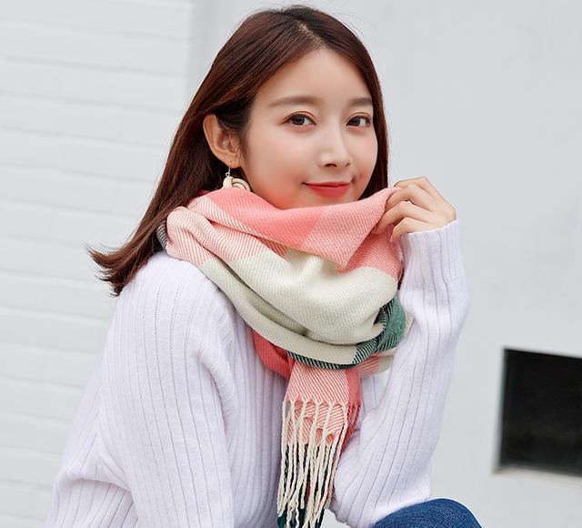 围脖不能随便戴,聪明女人都戴这个款式的"围巾",显嫩衬美白