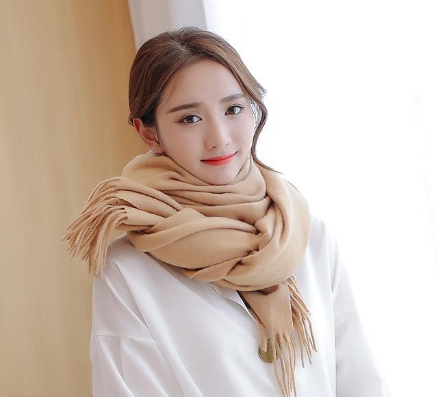围脖不能随便戴,聪明女人都戴这个款式的"围巾",显嫩衬美白