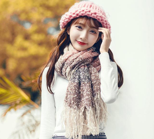 围脖不能随便戴,聪明女人都戴这个款式的"围巾",显嫩衬美白