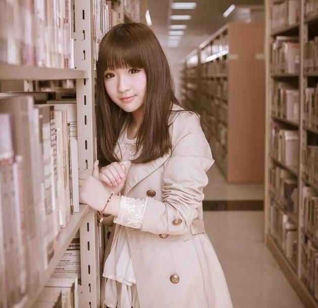 女孩摄影:图书馆偶遇清纯呆萌少女