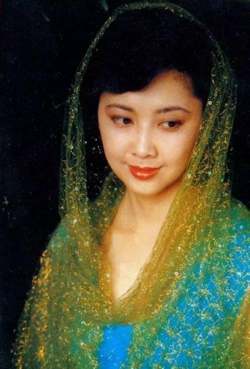 这才是影视圈真正的女神纯天然的美从小一直美到老