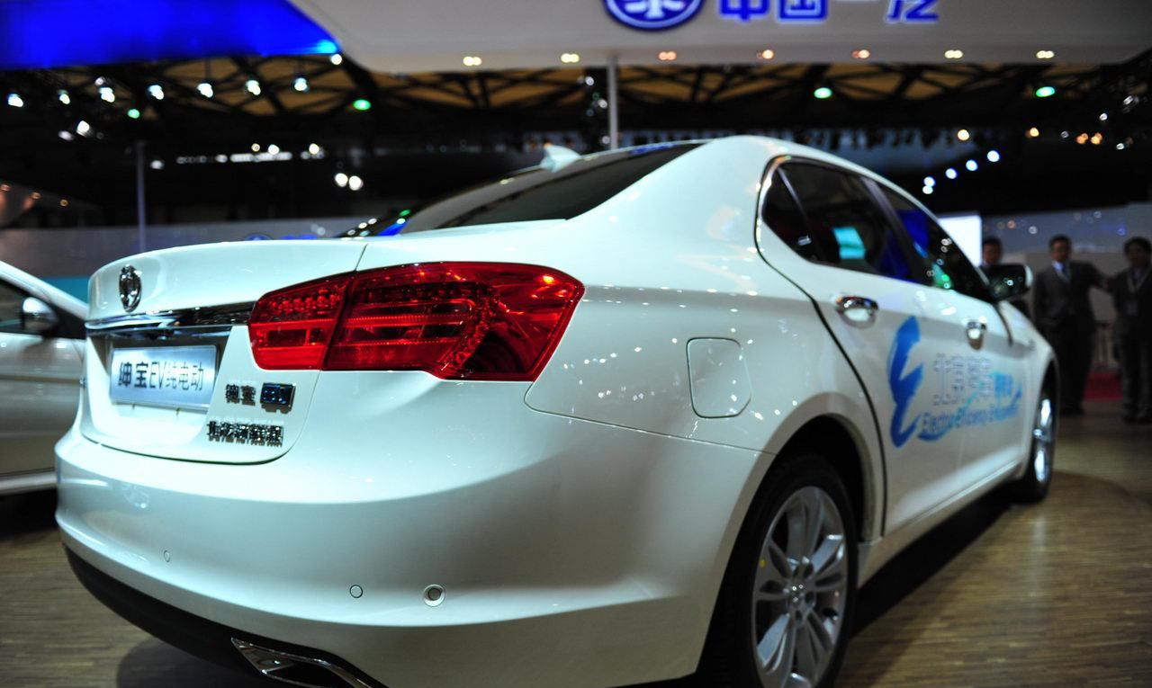 白色绅宝ev纯电动车,年轻人的最爱,你喜欢吗