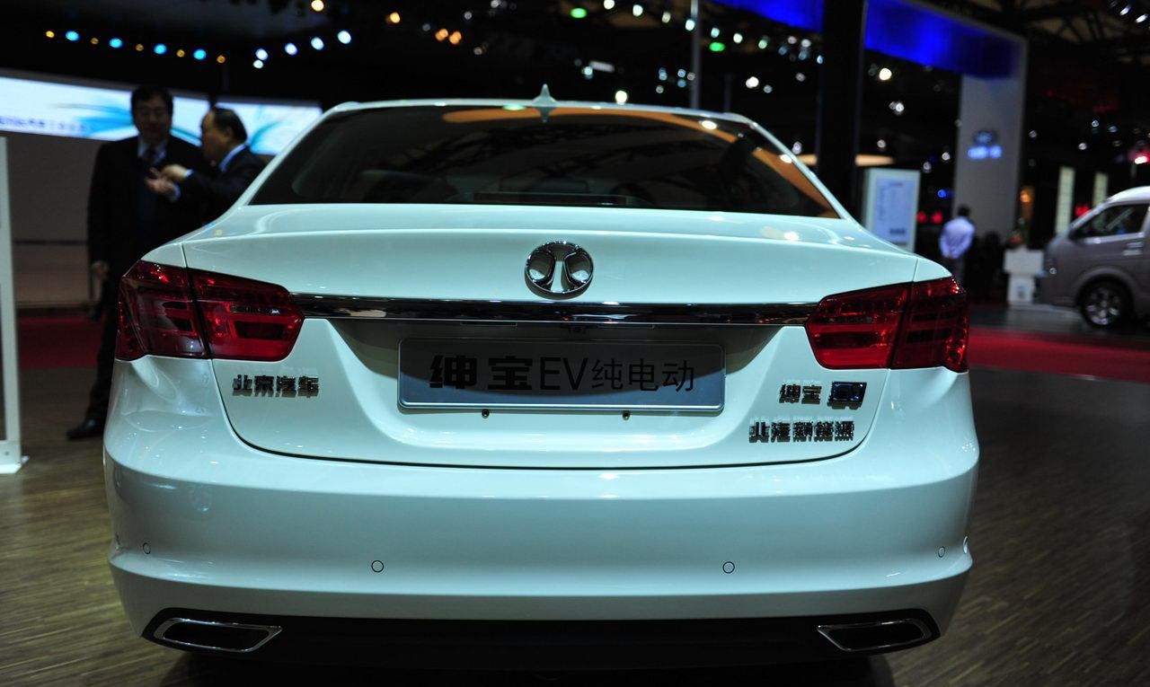 白色绅宝ev纯电动车,年轻人的最爱,你喜欢吗