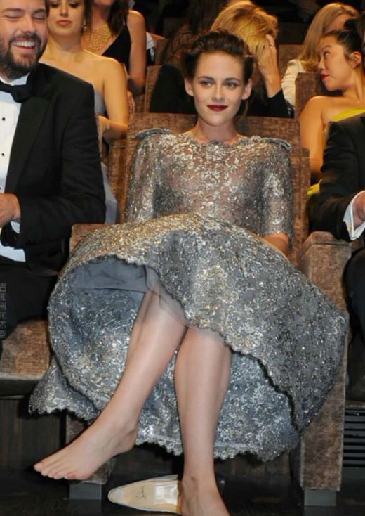 克里斯汀·斯图尔特现场光脚,美足长腿全程无视周围男神!