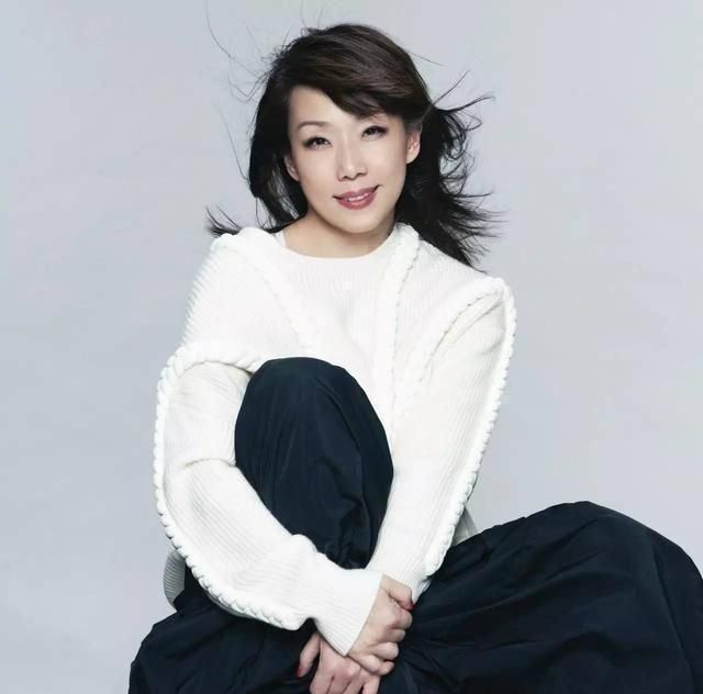 年少不懂李宗盛长大方知林忆莲,她是情歌女王,是我们的铿锵玫瑰