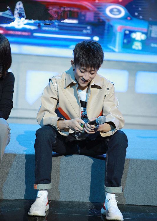 张一山示范爷们儿坐姿,但是!"正经"起来连我自己都害怕