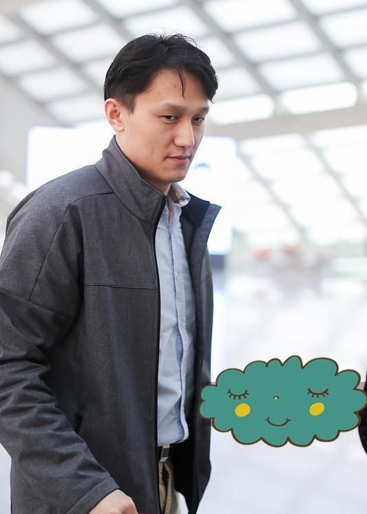 惠若琪携丈夫走机场杨臻博穿夹克配卡其色休闲裤沉稳又有型