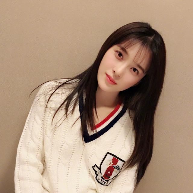 赵韩樱子穿"学院风"毛衣,清纯可人,给人初恋般的感觉!