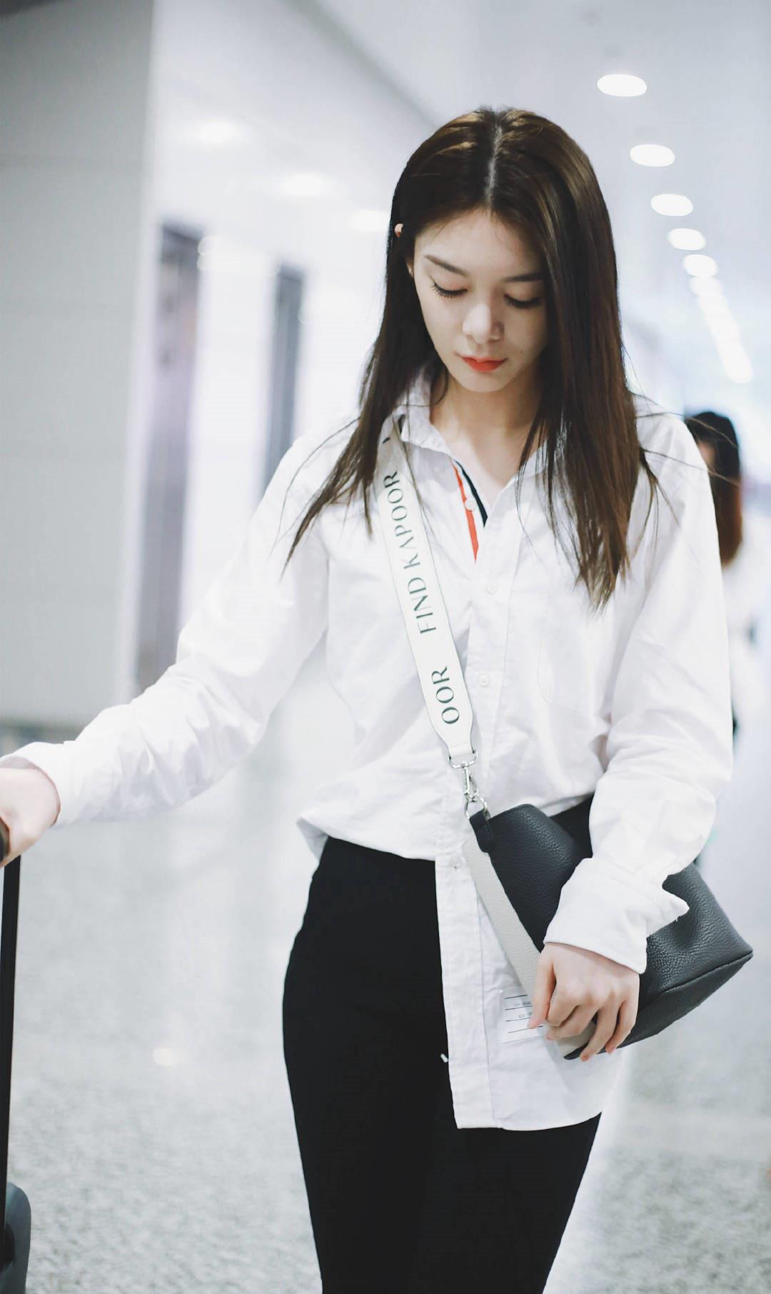 傅菁最新机场照曝光,单车裤引人注目,一身黑帅气无敌