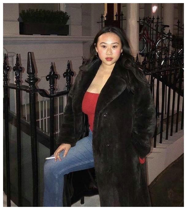 林忆莲女儿作风大胆,烟不离手,裹个丝巾就出门